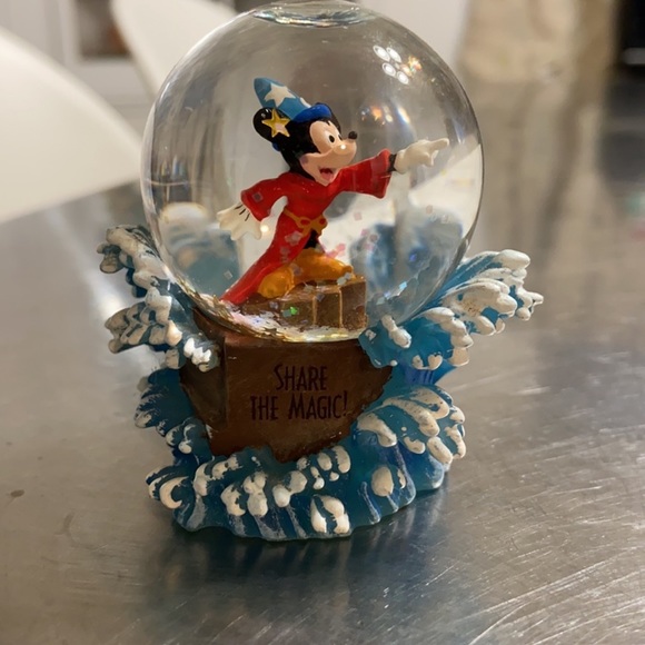 Vintage Mickey Mouse snow globes - Picture 2 of 4